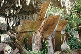 Toraja, alte Grabsarkophage aus Holz (C) Anton Eder