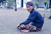 Yogyakarta, traditionell gekleideter Waechter (C) Anton Eder