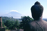 Borobudur, Buddhafigur mit Vulkan (C) Anton Eder