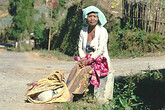 Tengger, alte Frau in den Bergen (C) Anton Eder