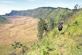 Tengger, Touristen wandern vom Krater hinunter (C) Anton Eder