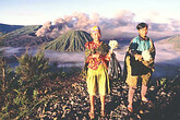 Tengger, Bromo mit Blumenverkaeufer (C) Anton Eder