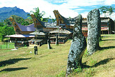 Toraja, Megalithe mit Dorf (C) Anton Eder