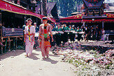 Toraja, Frauen in Festtracht (C) Anton Eder