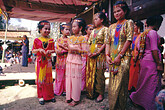 Toraja, Frauen und Maedchen in Festtracht (C) Anton Eder