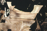 Toraja, alte Grabsarkophage aus Holz (C) Anton Eder