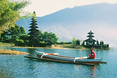 Bratan See Tempel und Boot (C) Anton Eder