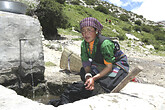 Neu-Tingri, Zhangmu, Frau entlang des Weges (C) Anton Eder