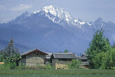 Landschaft vor Lijiang mit Jadedrachen-Berg (C) Anton Eder