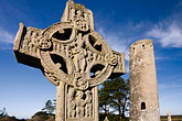 Hochkreuz und Rundturm in Clonmacnoise (C) Tourism Ireland