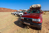 Fahrzeuge an den Toren des Ennedi (C) Anton Eder