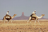 Kameltreiber vor der Kulisse des Ennedi-Massivs (C) Anton Eder