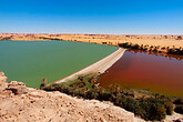 Ein Teil des Yao-Sees ist von einer Sandduene abgetrennt und rot eingefärbt (C) Anton Eder